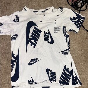 Nike White and Blue Graphic T-Shirt Size Large